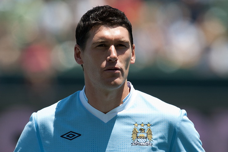 Gareth Barry Playing for Manchester City