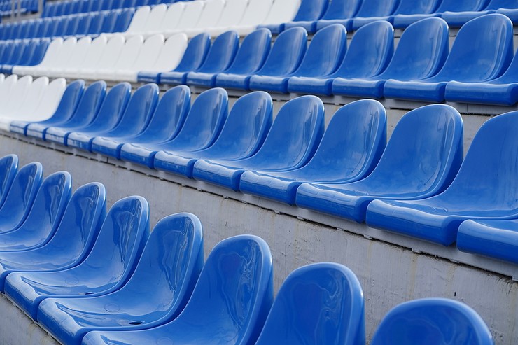 Kursi Stadion Kosong Biru dan Putih